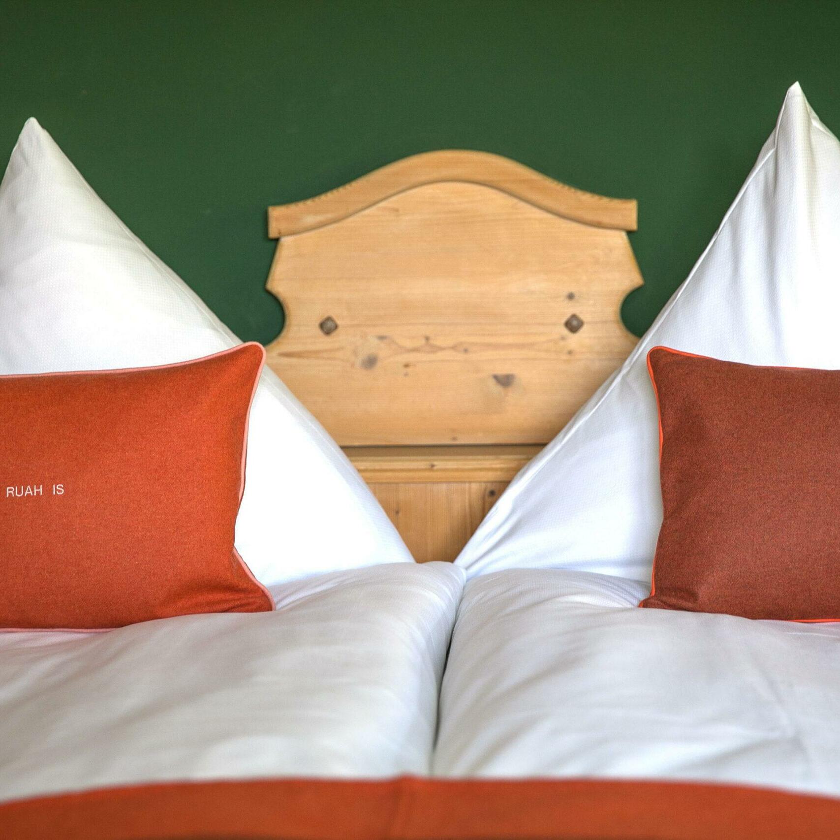 Doppelbett mit Kissen – Zimmer im Berghotel Sonnenbichl