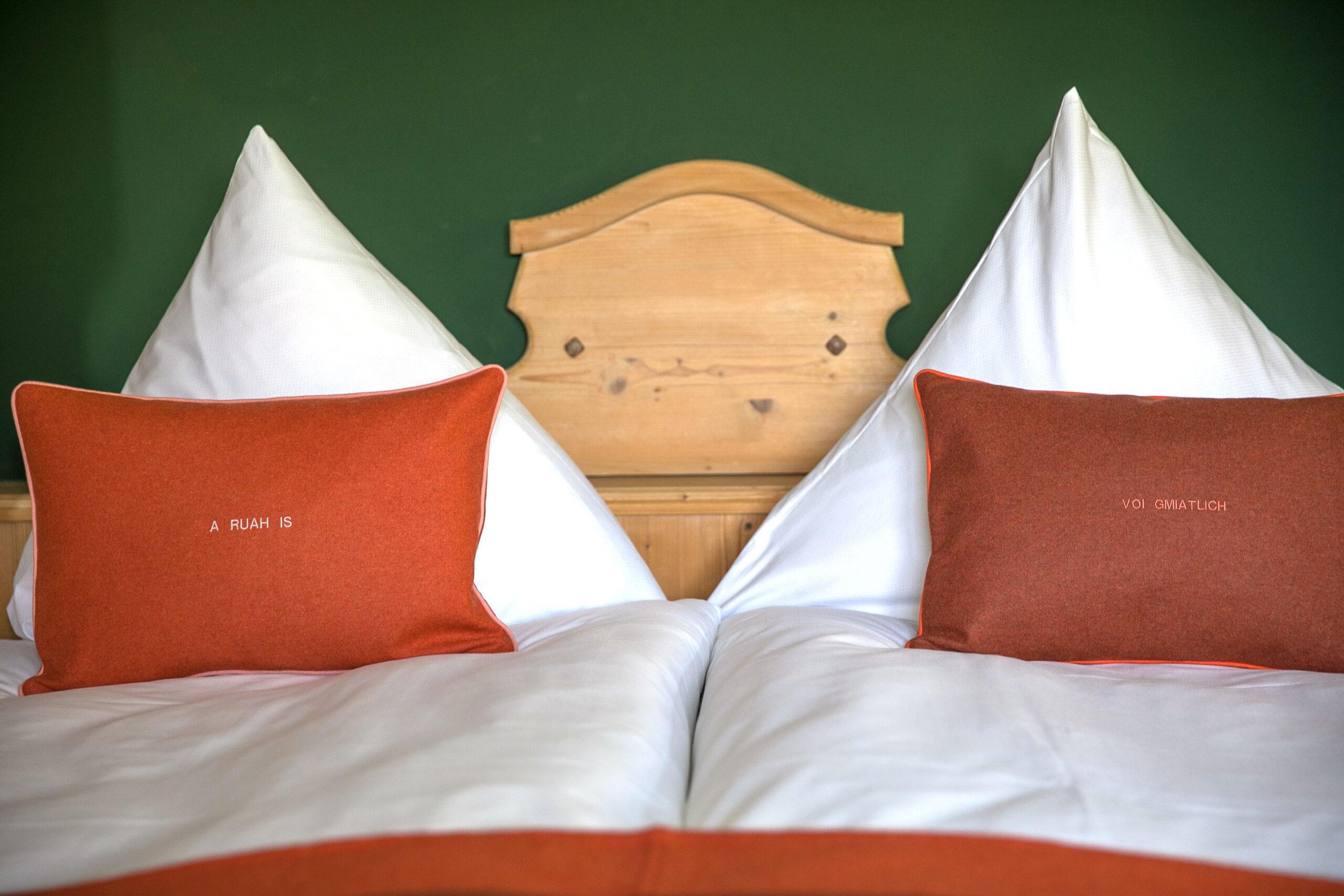 Doppelbett mit Kissen – Zimmer im Berghotel Sonnenbichl