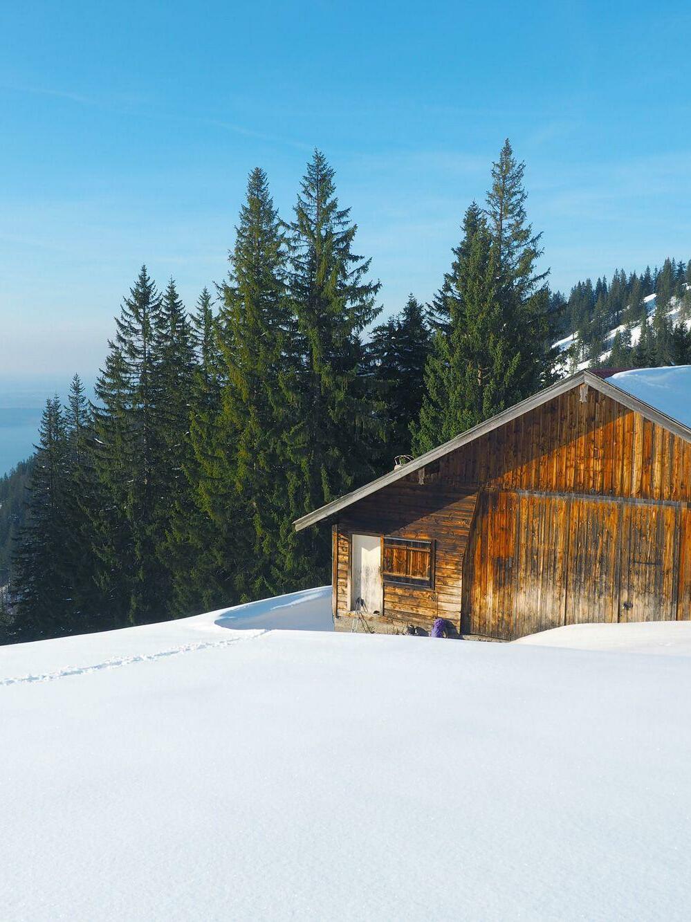 Verschneite Landschaft in den Bayerischen Voralpen (Tegernsee) © Adobe Stock